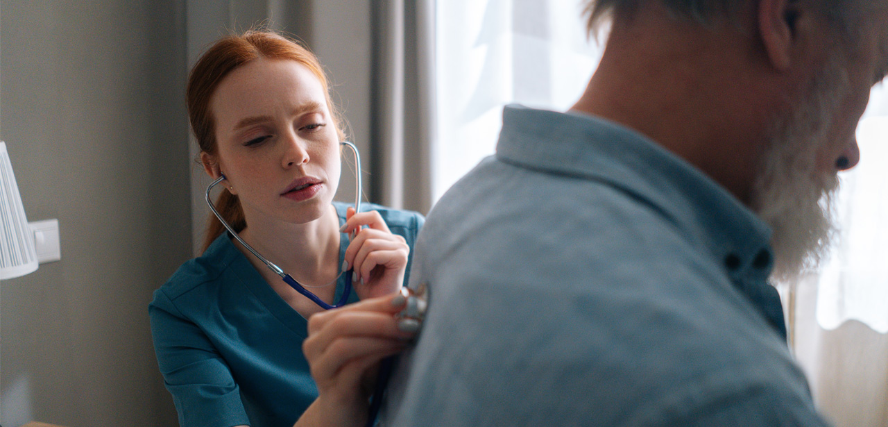 Un médecin ausculte un patient avec un stéthoscope