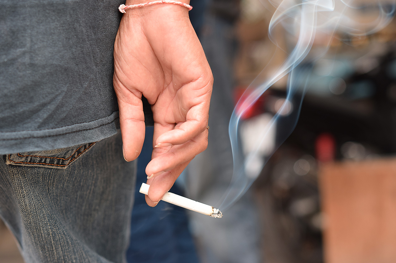 Photo d'une personne avec une cigarette à la main