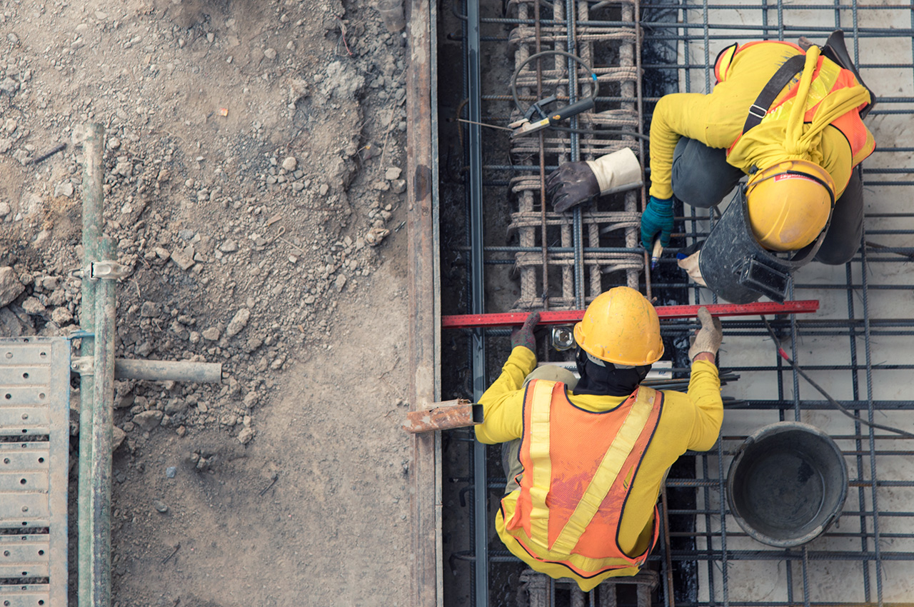 Visuel de deux hommes sur un chantier de construction