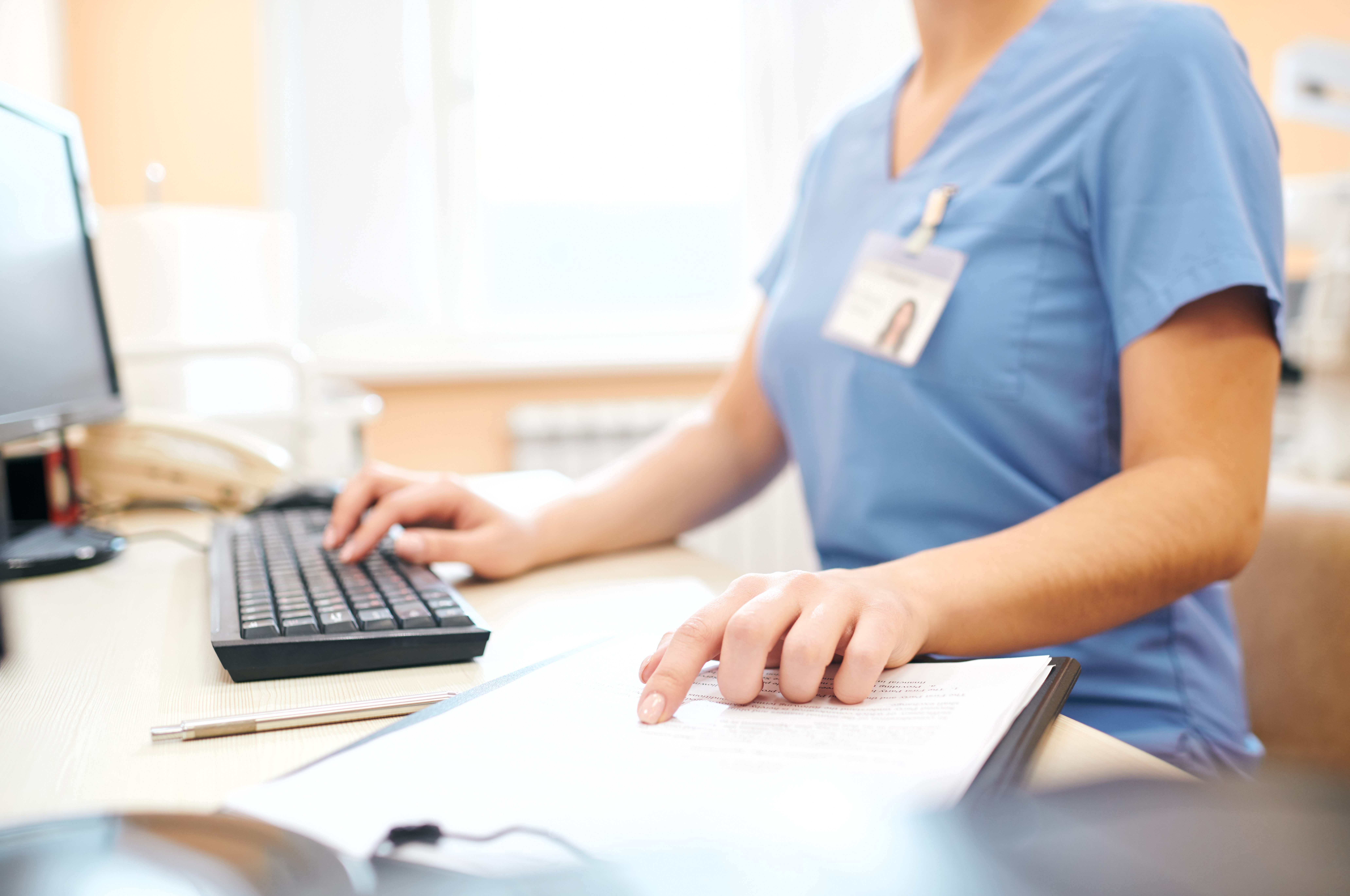 visuel illustrant un professionnel de santé en train de faire une télédéclaration sur son ordinateur