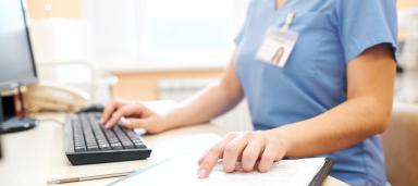 visuel illustrant un professionnel de santé en train de faire une télédéclaration sur son ordinateur