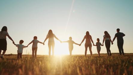 Visuel représentant plusieurs personnes de dos en train de marcher main dans la main