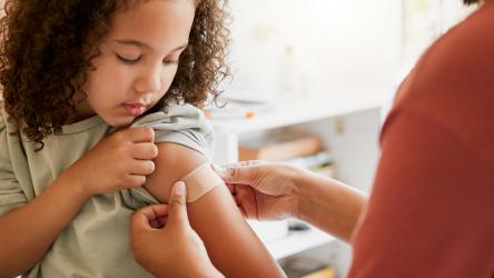 Visuel d'un enfant en consultation chez un médecin pour se faire vacciner