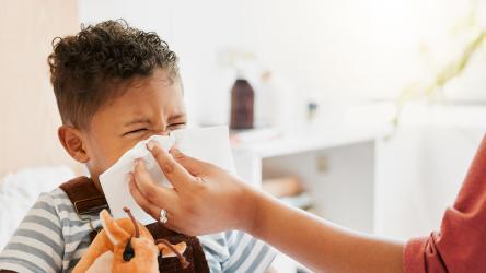 Visuel d'un jeune enfant qui se mouche avec un parent