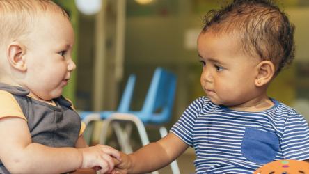 Image illustrative : deux enfants en bas âge se tiennent la main