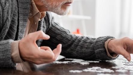 Visuel représentant un homme âgé souffrant de la maladie de Parkinson