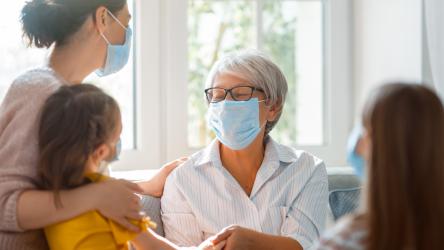 Visuel d'une famille qui passent du temps ensemble et qui portent un masque