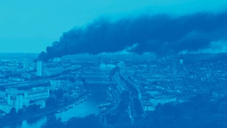 Photo du site industriel de Rouen et de l'incendie des entrepôts Lubrizol et NL Logistique