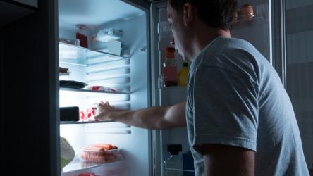 Visuel d'une personne en train de prendre des aliments dans un réfrigérateur