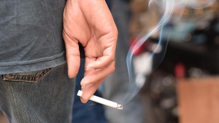 Photo d'une personne avec une cigarette à la main