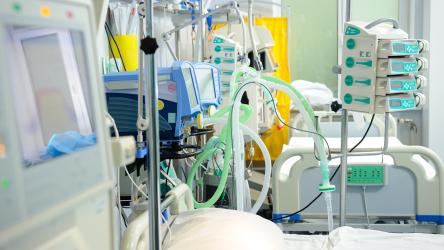 chambre d'hôpital équipée en matériel