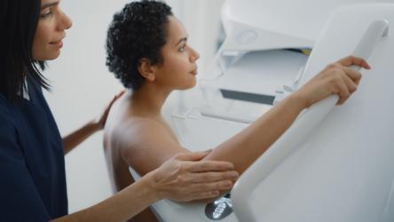 Une soignante aide une patiente pour sa mammographie