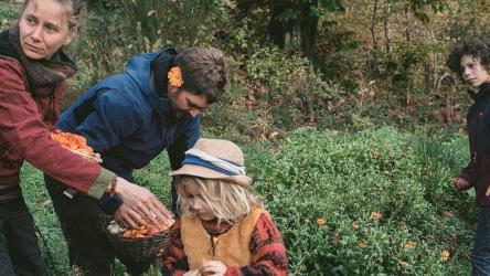 Photo d'une famille en train de ramasser des fleurs