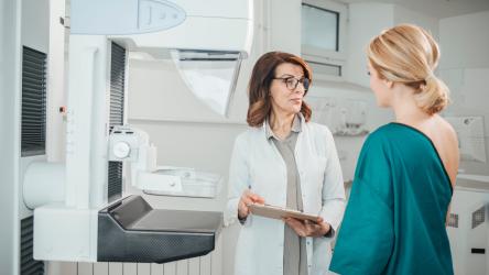Photo représentant une femme avec un médecin pour réaliser une mammographie