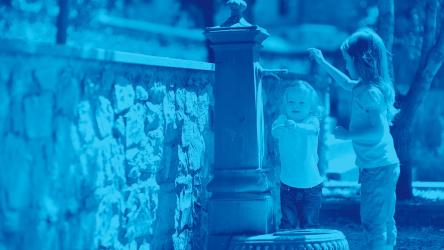 Image montrant deux enfants à côté d'une fontaine à eau