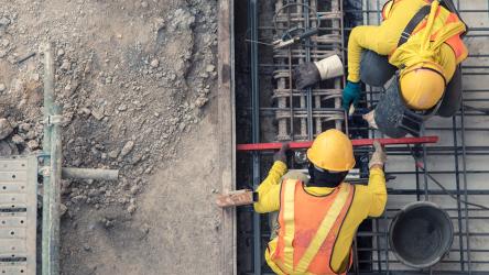 Visuel de deux hommes sur un chantier de construction