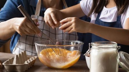 visuel enfant et adulte cuisinant