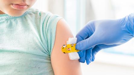 photo illustrant un enfant en train de se faire vacciner