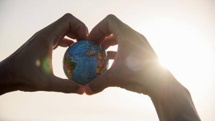 Illustration du changement climatique avec un globe entre les mains
