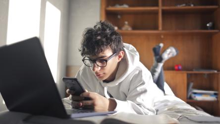 Image représentant un adolescent sur son téléphone portable