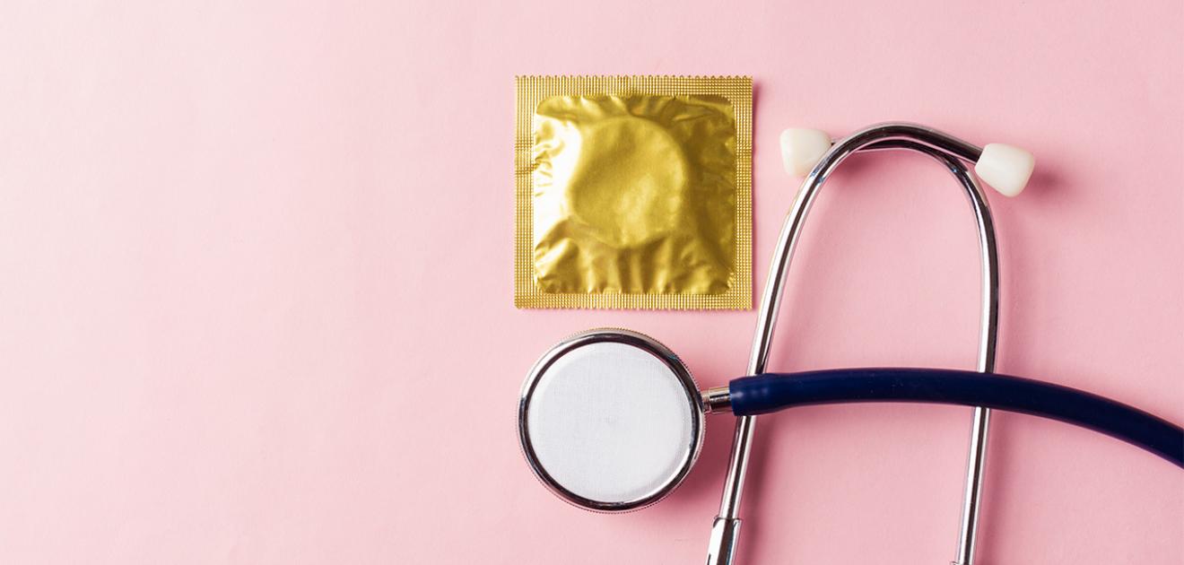 visuel d'un stéthoscope et d'un préservatif