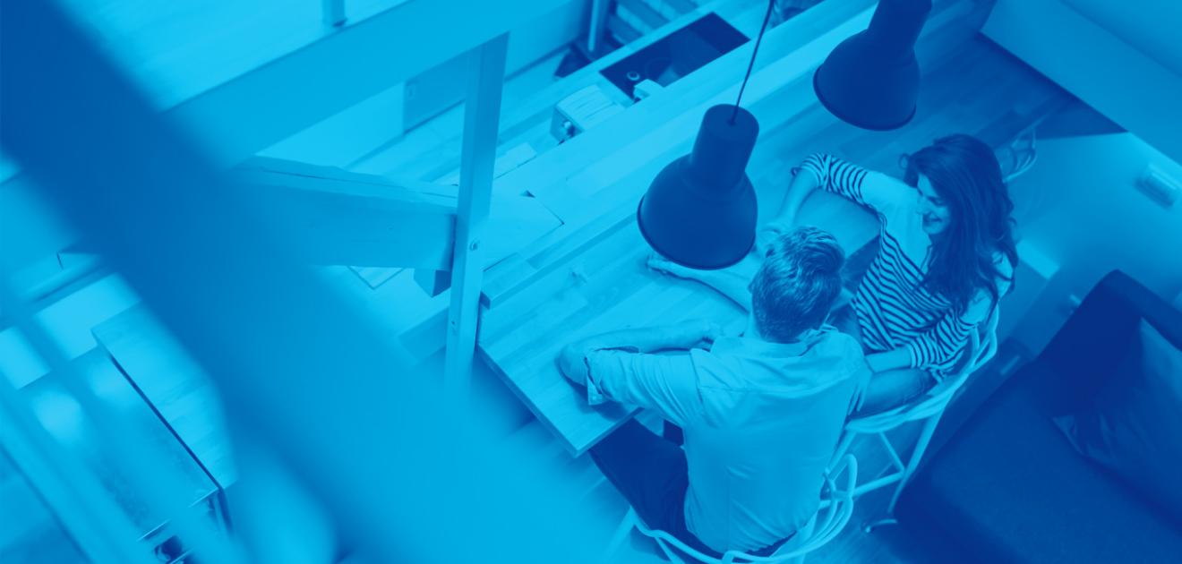 Photo d'un couple au sein de leur habitation