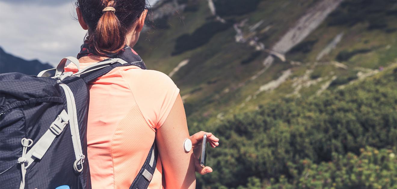 Personne diabétique en train de se faire un test de glycémie