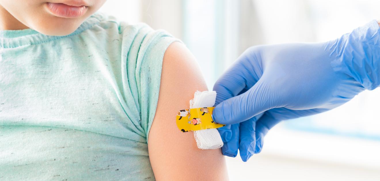 photo illustrant un enfant en train de se faire vacciner