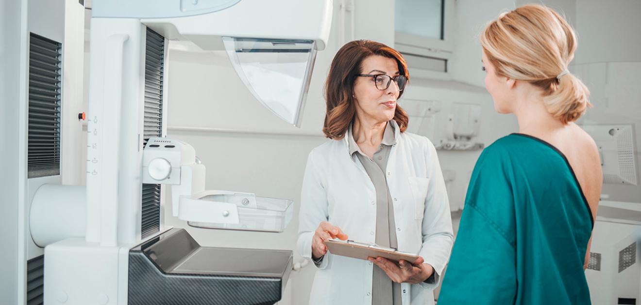 Femme réalisant une mammographie avec un oncologue