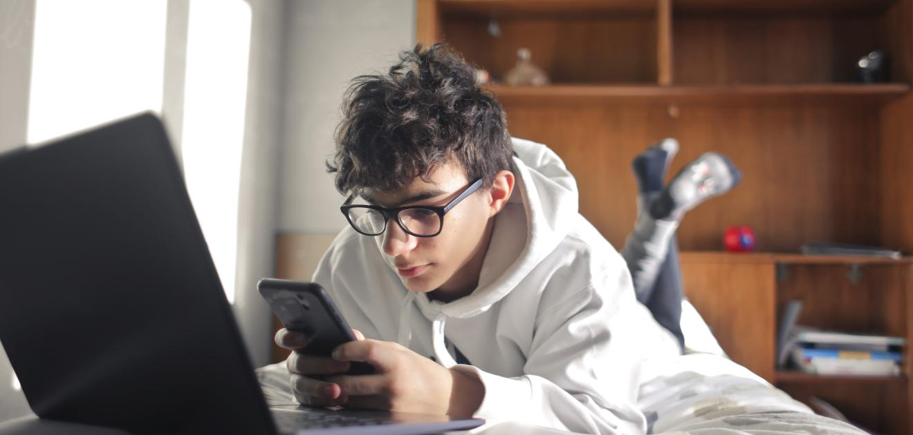 Image représentant un adolescent sur son téléphone portable