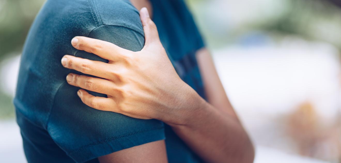 Personne avec douleur à l'épaule, troubles musculo-squelettiques, santé publique france